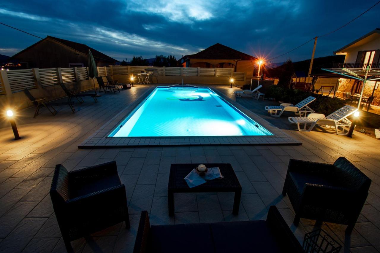 Spacious Villa For 10 With A Big Private Pool 特里尔 外观 照片