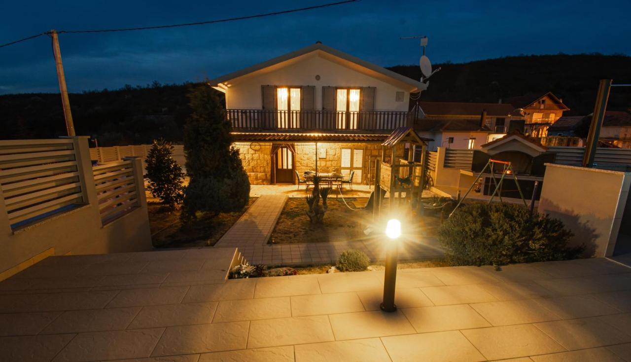 Spacious Villa For 10 With A Big Private Pool 特里尔 外观 照片