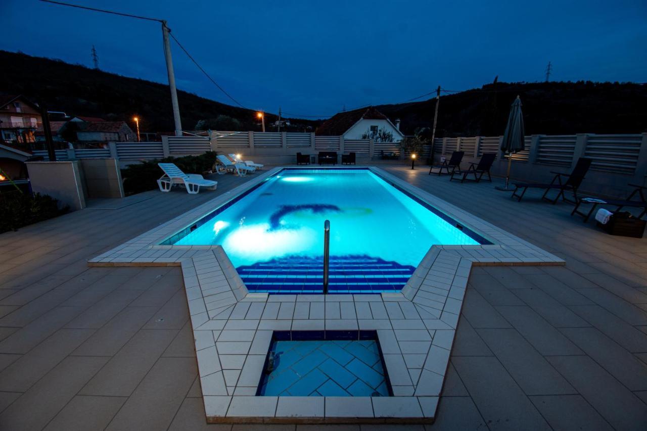 Spacious Villa For 10 With A Big Private Pool 特里尔 外观 照片