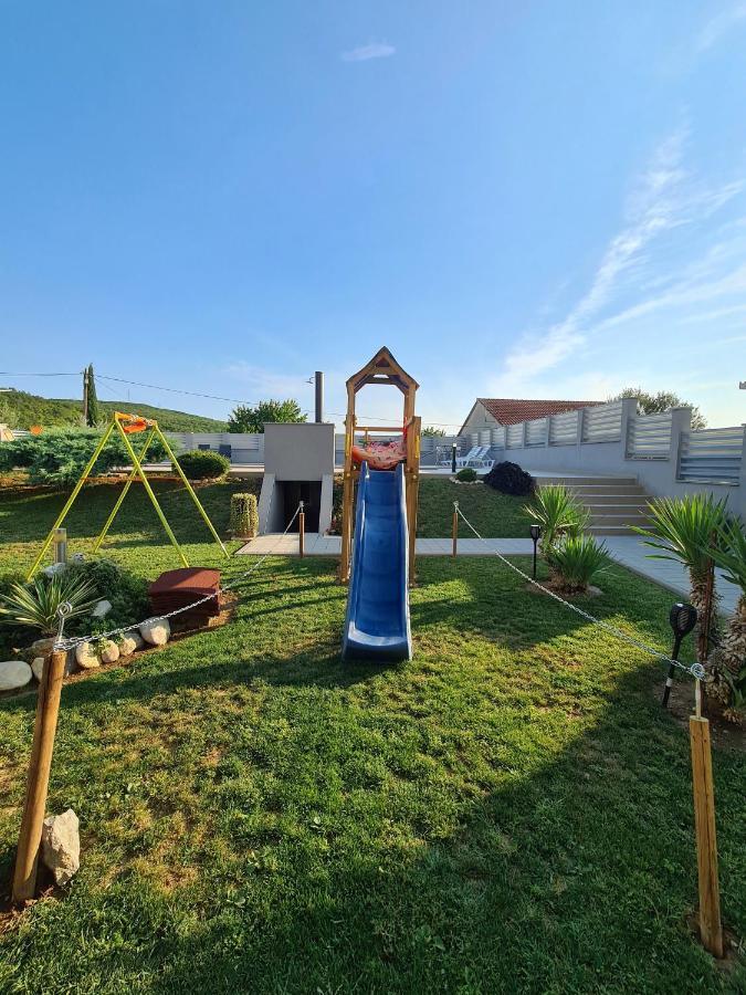 Spacious Villa For 10 With A Big Private Pool 特里尔 外观 照片