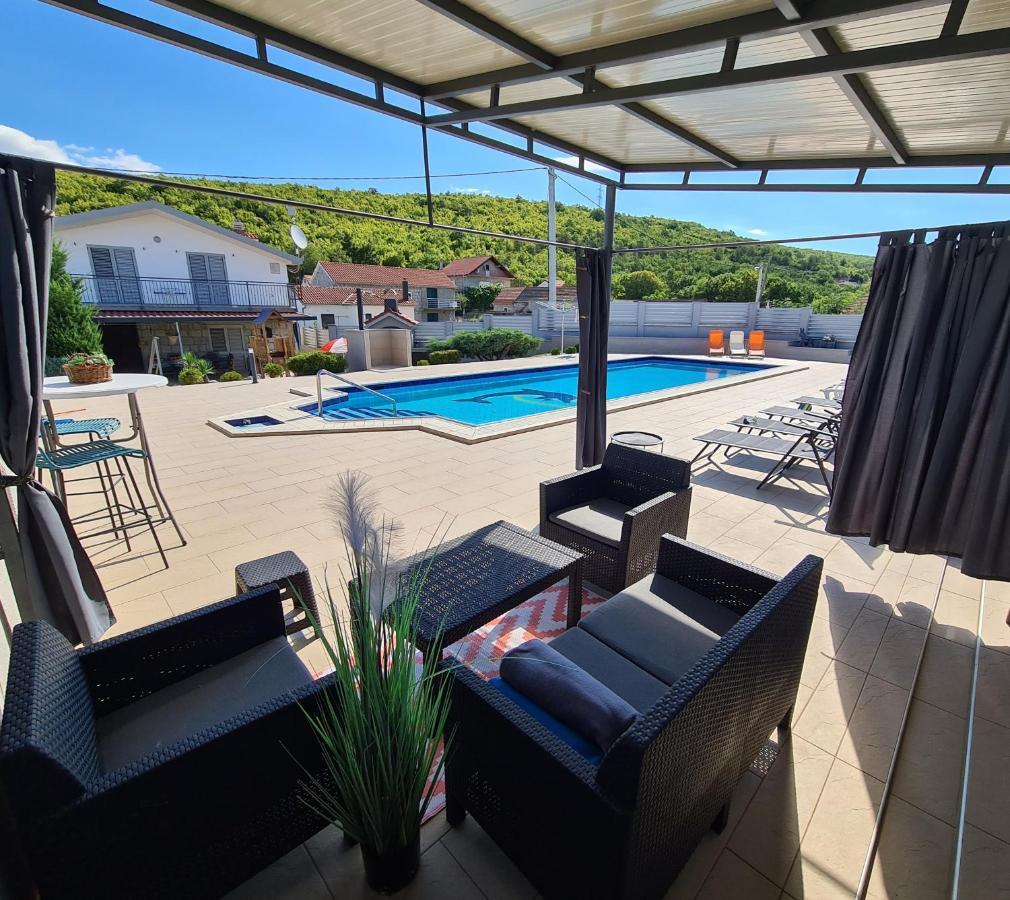 Spacious Villa For 10 With A Big Private Pool 特里尔 外观 照片