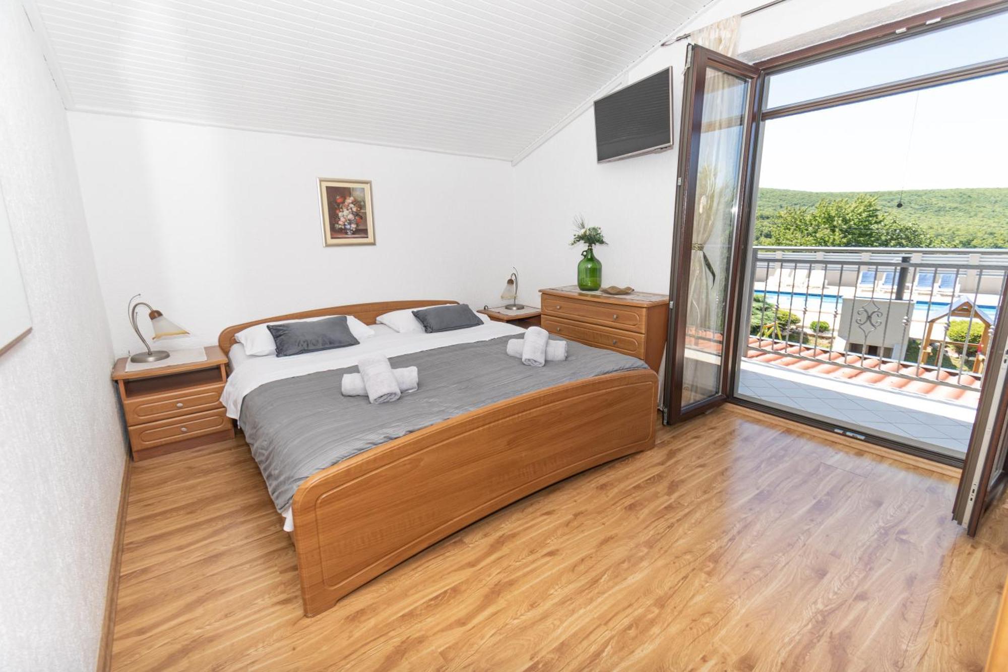 Spacious Villa For 10 With A Big Private Pool 特里尔 外观 照片