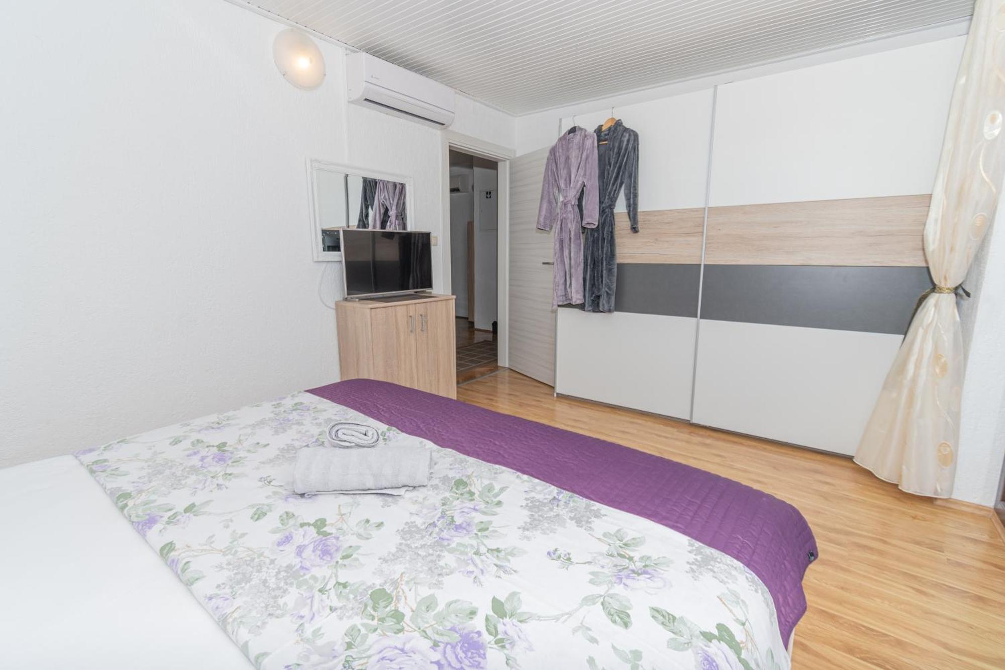 Spacious Villa For 10 With A Big Private Pool 特里尔 外观 照片