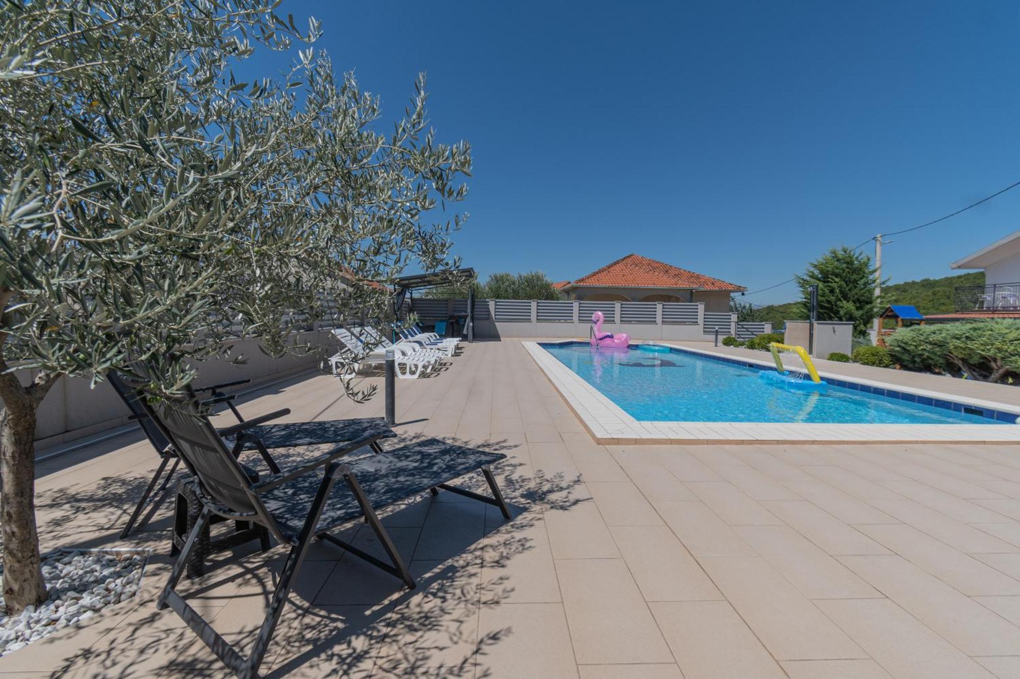 Spacious Villa For 10 With A Big Private Pool 特里尔 外观 照片